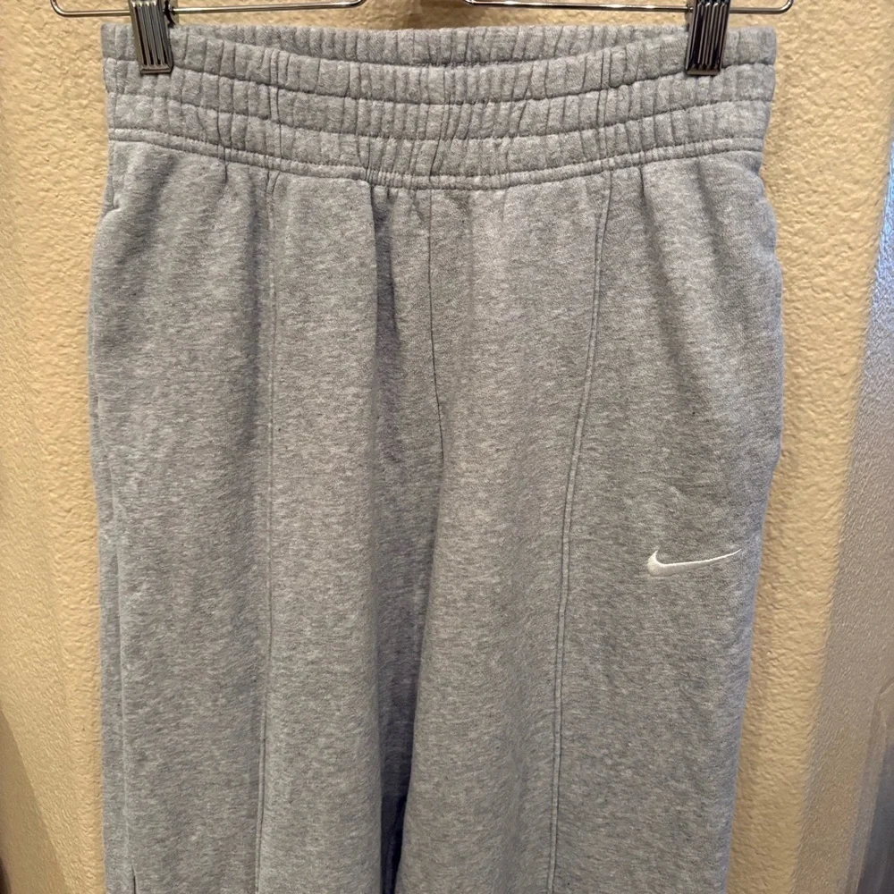 NIKE Women Light Gray Sweatpants Size XS